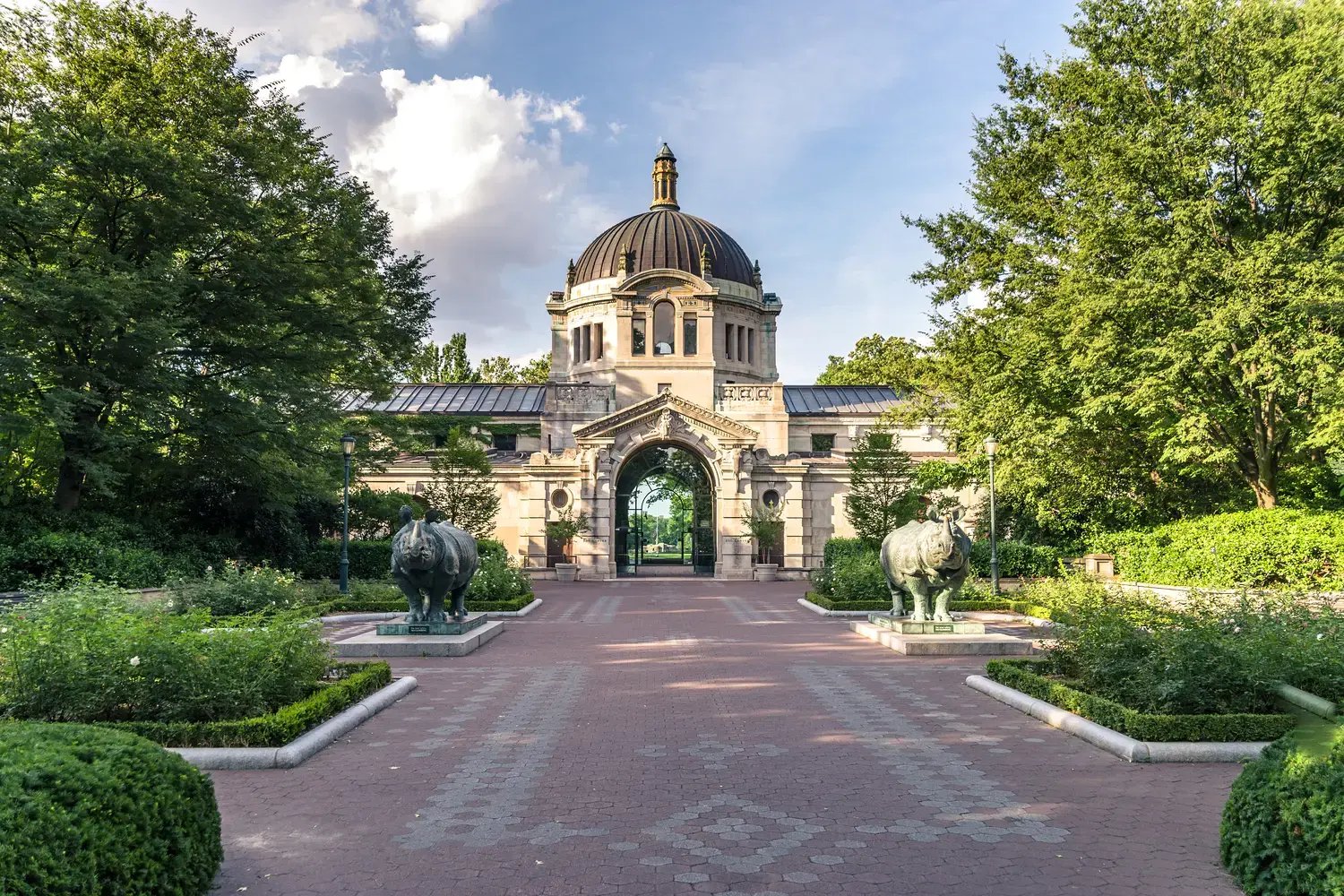 Bronx Zoo Entrance - Image by STUDIO MELANGE / Shutterstock.com